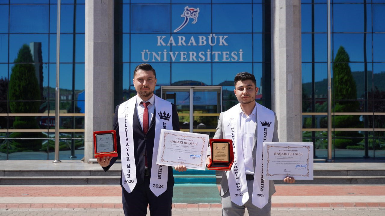 Karabük Üniversitesi Mühendislik Fakültesi mezuniyet törenine fakülteyi birincilik ve ikincilikle bitiren Suriyeli kardeşler damga vurdu.