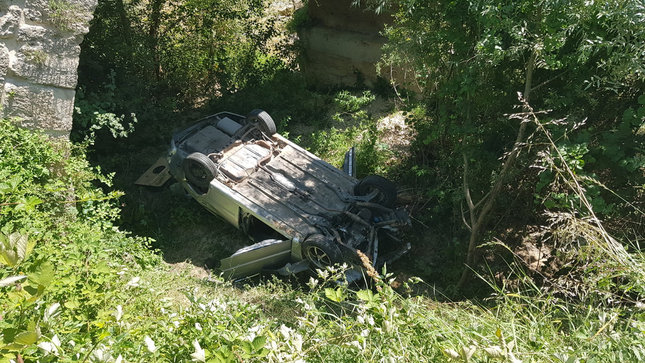 Karabük’ün Safranbolu ilçesinde, tarihi taş köprüden dere yatağına uçan otomobildeki 3 kişi yaralandı.