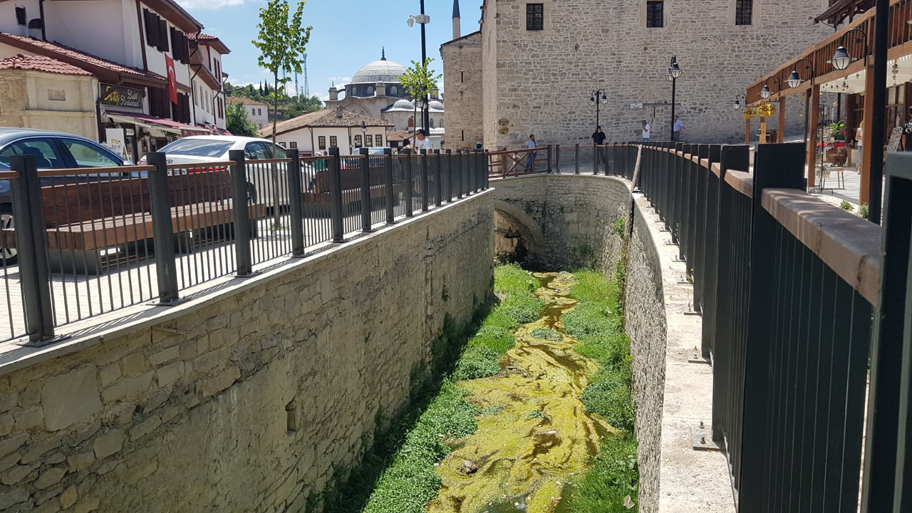 UNESCO Dünya Miras Listesi'nde yer alan Karabük'ün Safranbolu ilçesinde bulunan Akçasu Deresi yosun ile kaplandı ve kötü koku yaymaya başladı.