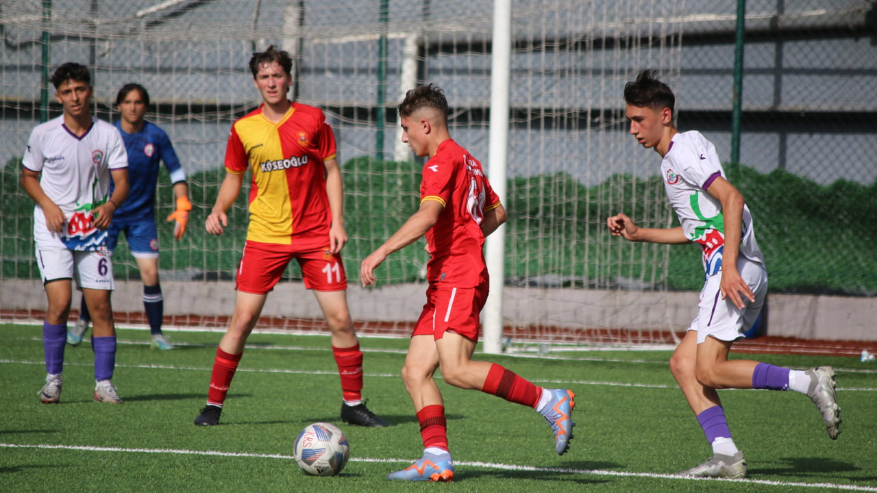 Karabük'te dört gün sürecek U-17 Türkiye Futbol Şampiyonası 1. Kademe müsabakaları başladı.