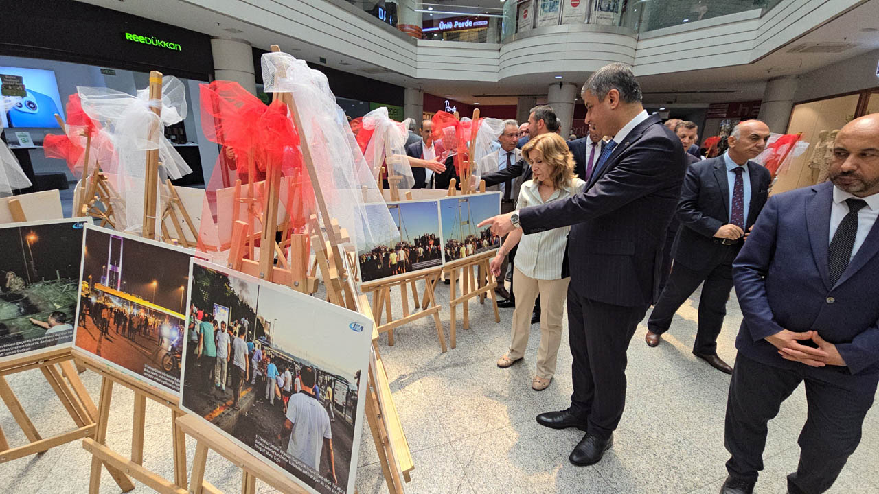 Karabük'te hain darbe girişiminin 8. yıldönümü nedeniyle "15 Temmuz" konulu fotoğraf ve resim sergisi açıldı.