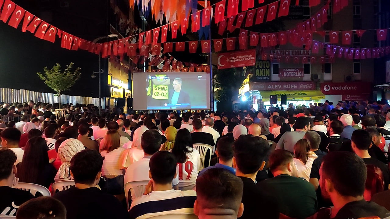 A Milli Futbol Takımı'nın Avrupa Şampiyonası son 16 turunda Avusturya'yı 2-1 mağlup ederek adını çeyrek finale yazdırması Karabük'te büyük sevinç yaşattı.