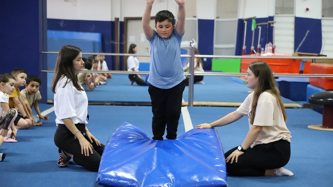 Gençlik ve Spor Bakanlığı tarafından 81 ilde uygulanan GSB Spor Okulları, Karabük’te yoğun katılımla devam ediyor.