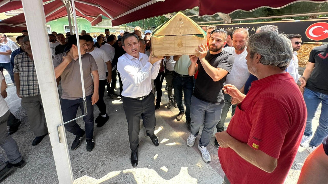 Bartın’da şiddetli fırtına ve dev dalgalara rağmen girdiği denizde boğularak hayatını kaybeden şahıs, memleketi Karabük'te toprağa verildi.