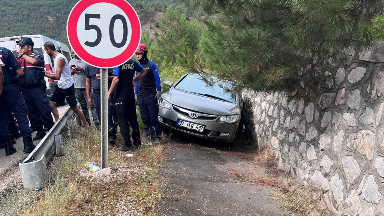 DUVARA ÇARPAN OTOMOBİLDEKİ 3 KİŞİ YARALANDI