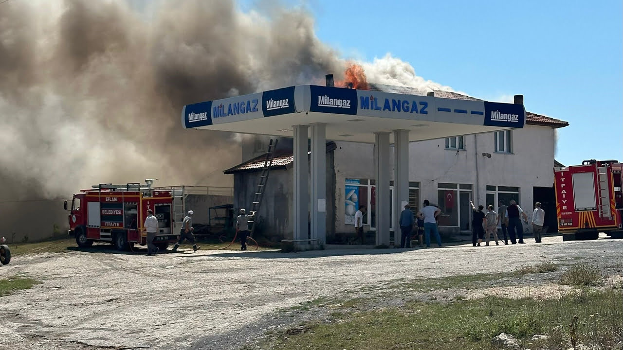 Karabük'ün Eflani ilçesinde ekmek fırının çatı katında çıkan yangın büyümeden söndürüldü.