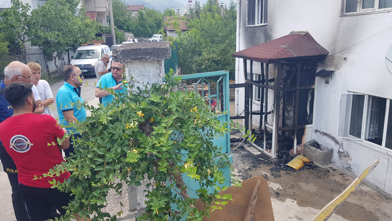 Karabük'te elektrik panosundan çıkan yangın eve sıçramadan kısa sürede itfaiye ekiplerince söndürüldü.