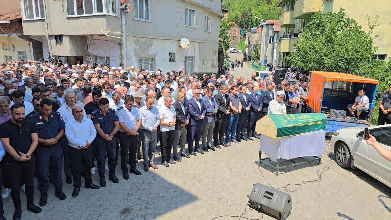 Karabük’te geçirdiği kalp krizi nedeniyle kaldırıldığı hastanede hayatını kaybeden Yortan Beldesi eski Belediye Başkanı Ali Şık, toprağa verildi.