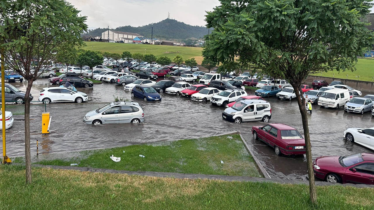 Karabük Demir ve Çelik Fabrikaları içerisindeki (KARDEMİR) otoparkta bulunan araçlar sağanak yağmur sonra sular içerisinde kaldı.