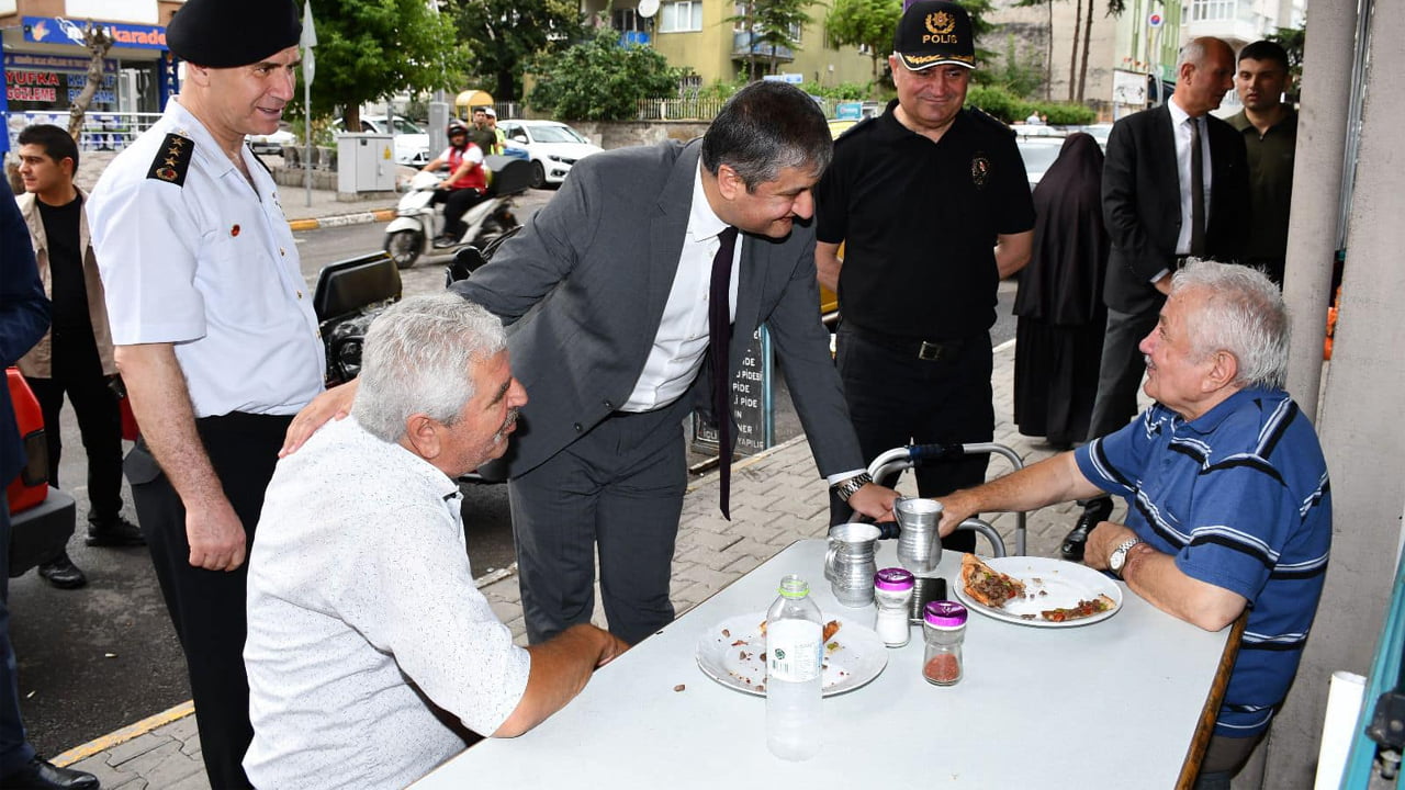 Karabük Valisi Mustafa Yavuz göreve başladığı günden bu yana eşi Süreyya Yavuz ile birlikte halkla iç içe ortamlarda bulunarak, onların sorunlarını ve taleplerini dinliyor.