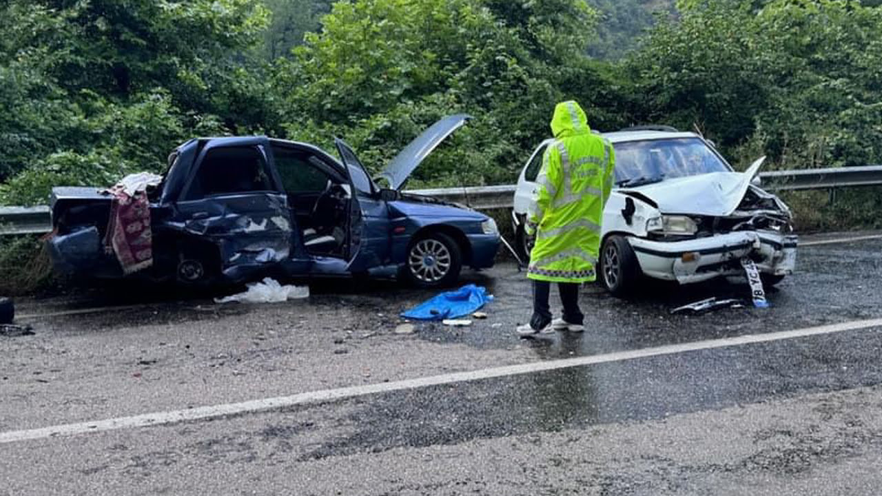 Karabük'ün Yenice ilçesinde iki otomobilin çarpışması sonucu meydana gelen kazada 3 kişi yaralandı.