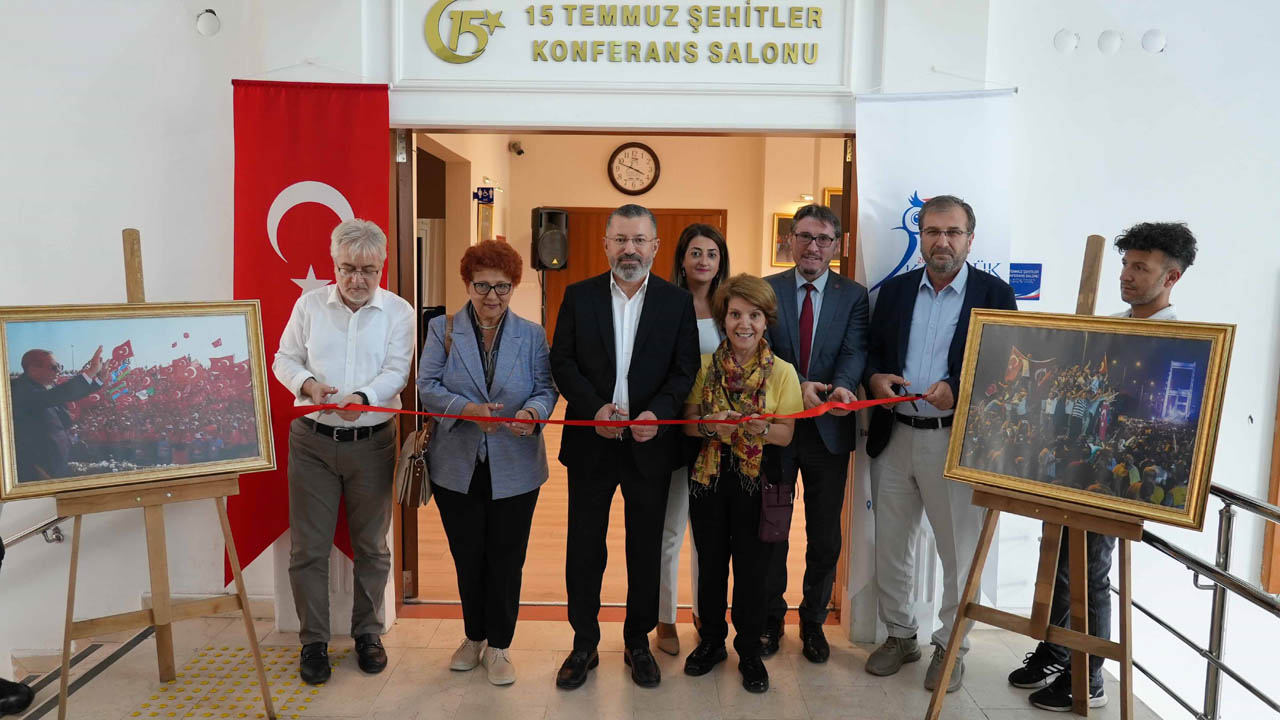 Karabük Üniversitesi’nde 15 Temmuz Demokrasi ve Milli Birlik Günü etkinlikleri çerçevesinde “15 Temmuz Milletin Zaferi” konulu fotoğraf sergisinin açılışı gerçekleştirildi.