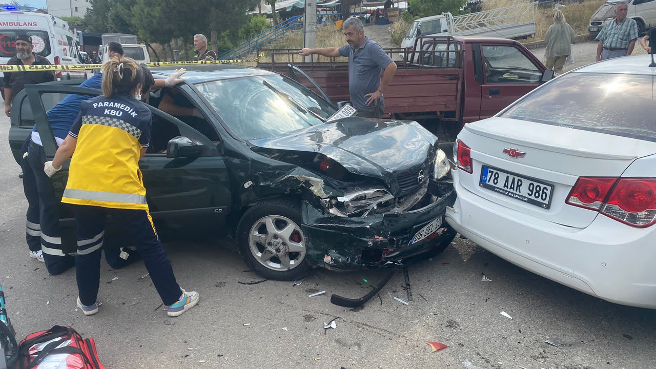 Karabük’te 3 aracın karıştığı trafik kazasında 5 kişi yaralandı.