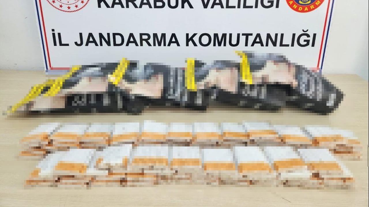 Karabük'te jandarma ekipleri bir iş yeri ve ikamete düzenlediği operasyonda bin 700 adet içi dolu makaron ile 3 bin 500 gram tütün ele geçirildi.