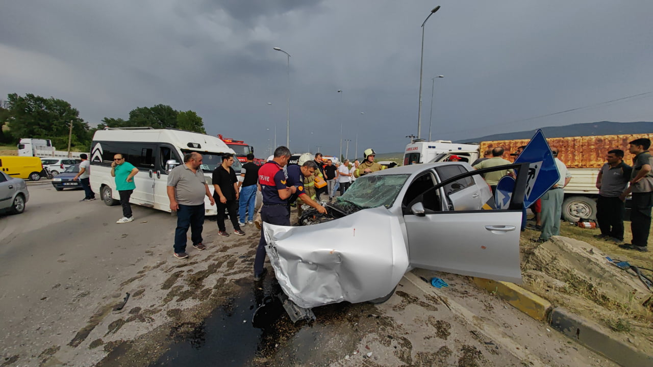 Karabük'ün Safranbolu ilçesinde 3 araçlı zincirleme trafik kazasında 2'si ağır 4 kişi yaralandı.