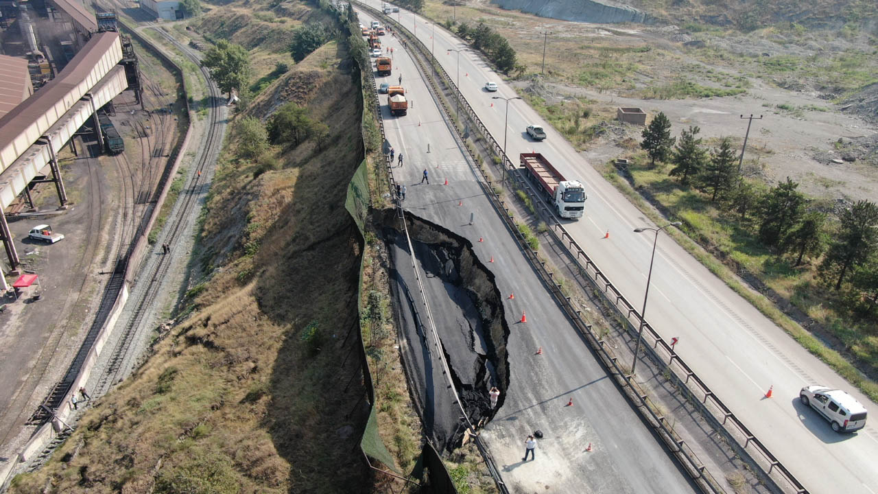 Karabük-Eskipazar karayolu üzerinde dün ve bugün yaşanan çökmeler sonucu demir yolu da ulaşıma kapandı.