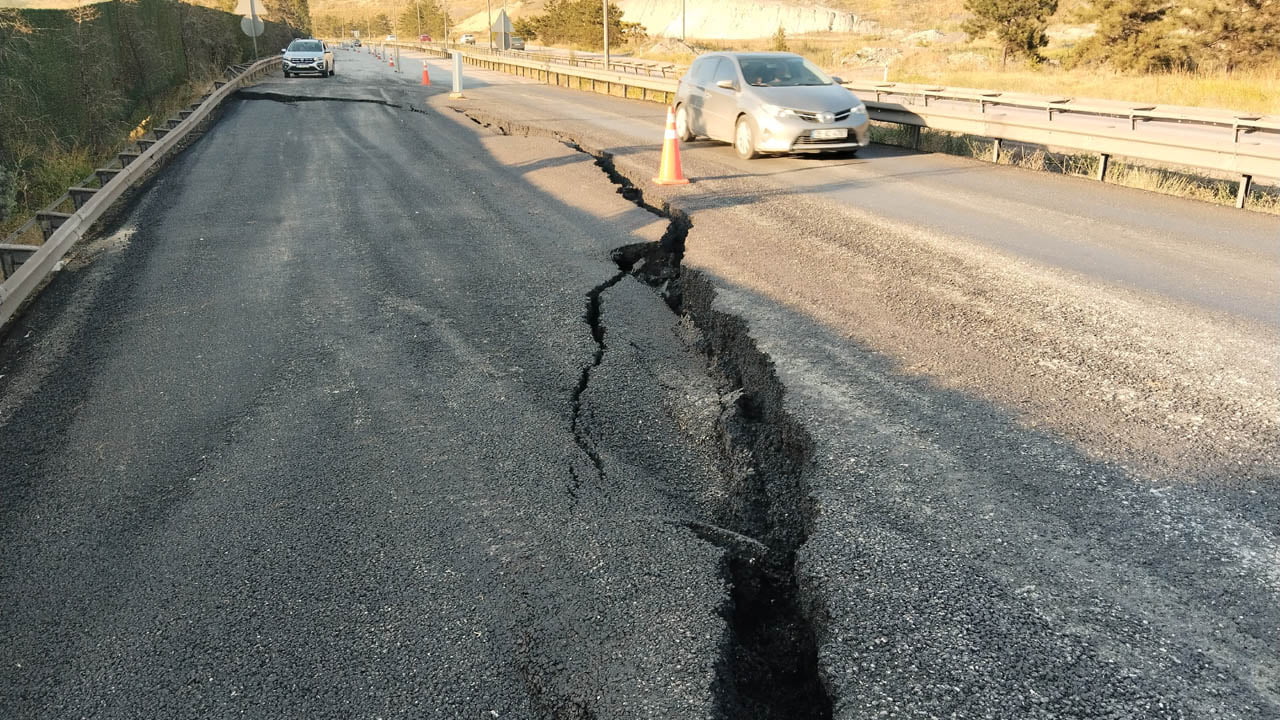 Karabük-Eskipazar karayolu üzerinde çökmeler meydana geldi. Yolda yaşanan çökme nedeniyle önlem alınırken, ulaşım tek şerit üzerinden sağlanıyor.