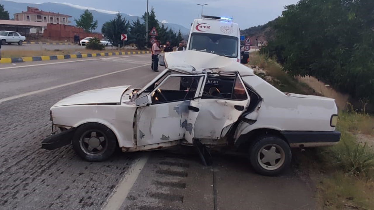 Karabük'ün Eskipazar ilçesinde alkollü sürücünün kullandığı otomobilin tıra çarpması sonucu meydana gelen kazada 2 kişi yaralandı.