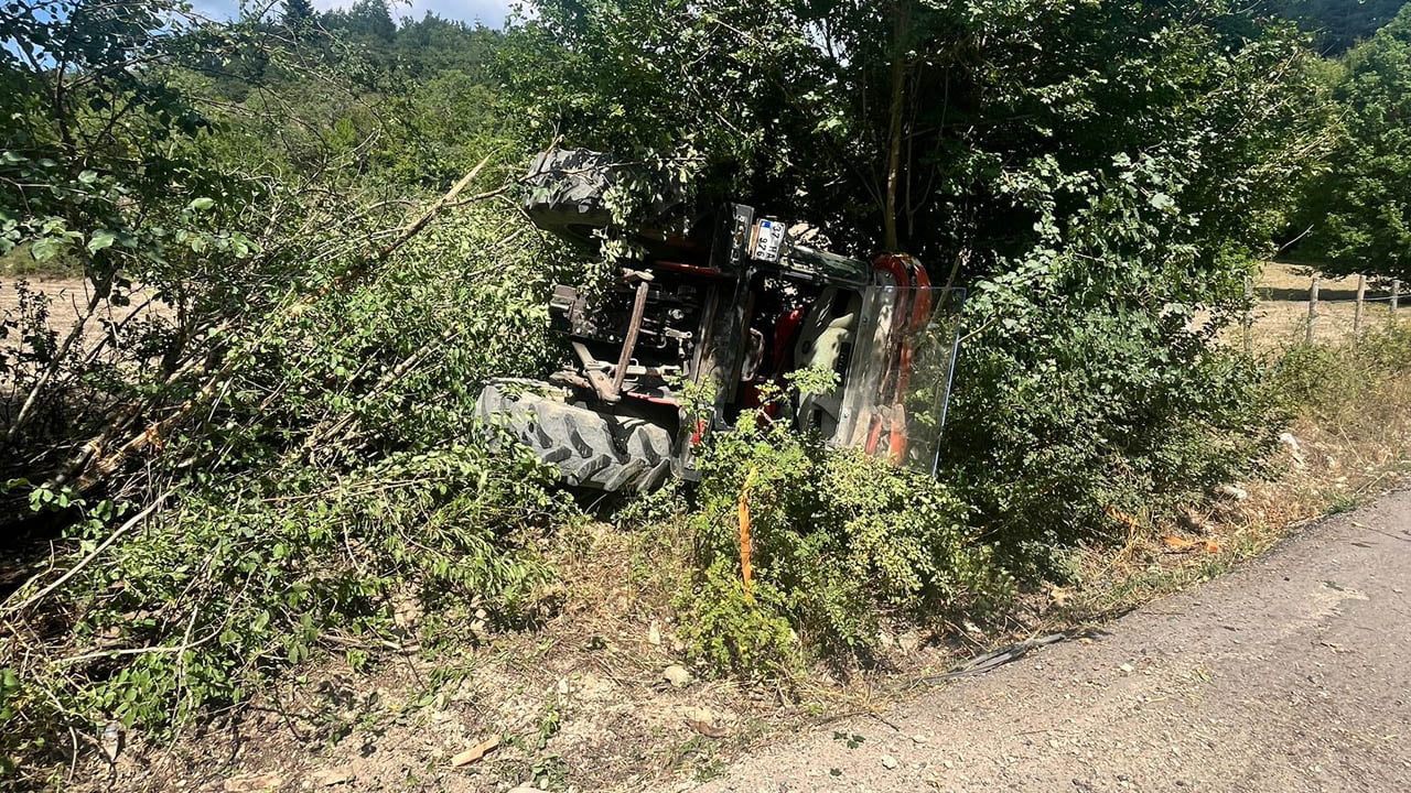 Karabük'ün Eflani ilçesinde otomobil ile çarpışarak devrilen traktördeki 2 kişi yaralandı.