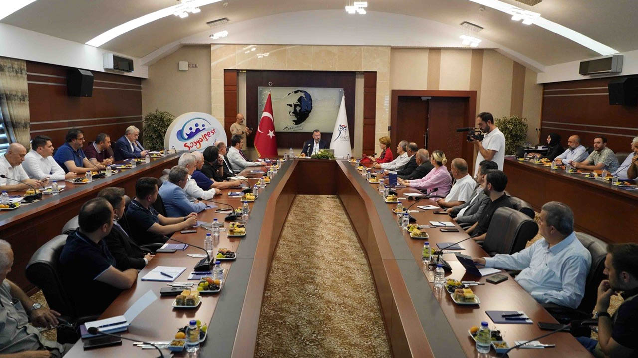 Karabük Üniversitesi Rektörü Prof. Dr. Fatih Kırışık, Karabük’te faaliyet gösteren firmaların yöneticileri ve iş insanlarıyla düzenlenen istişare toplantısında bir araya geldi.