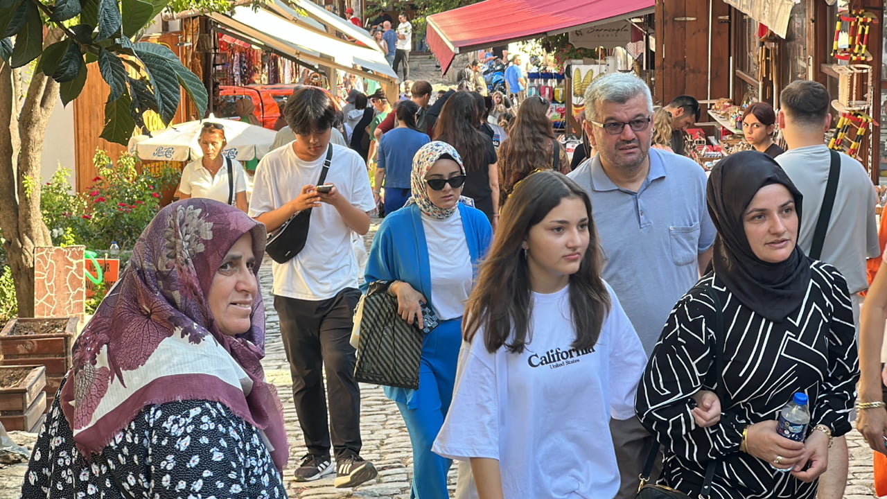 Karabük'ün UNESCO Dünya Miras Listesi'nde ve Cittaslow kategorisinde yer alan Safranbolu ilçesi yılın ilk 6 ayında günübirlikçi ziyaretçilerle birlikte yaklaşık 3 milyon 188 bin kişiyi ağırladı.