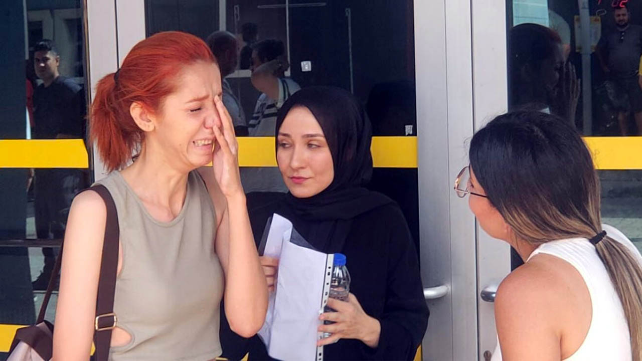 Karabük'te Kamu Personeli Seçme Sınavı'na (KPSS) girecek lisans mezunu adaylardan bazıları, saniyelerle kapanan kapıdan içeriye giremeyince gözyaşlarını tutamadı.