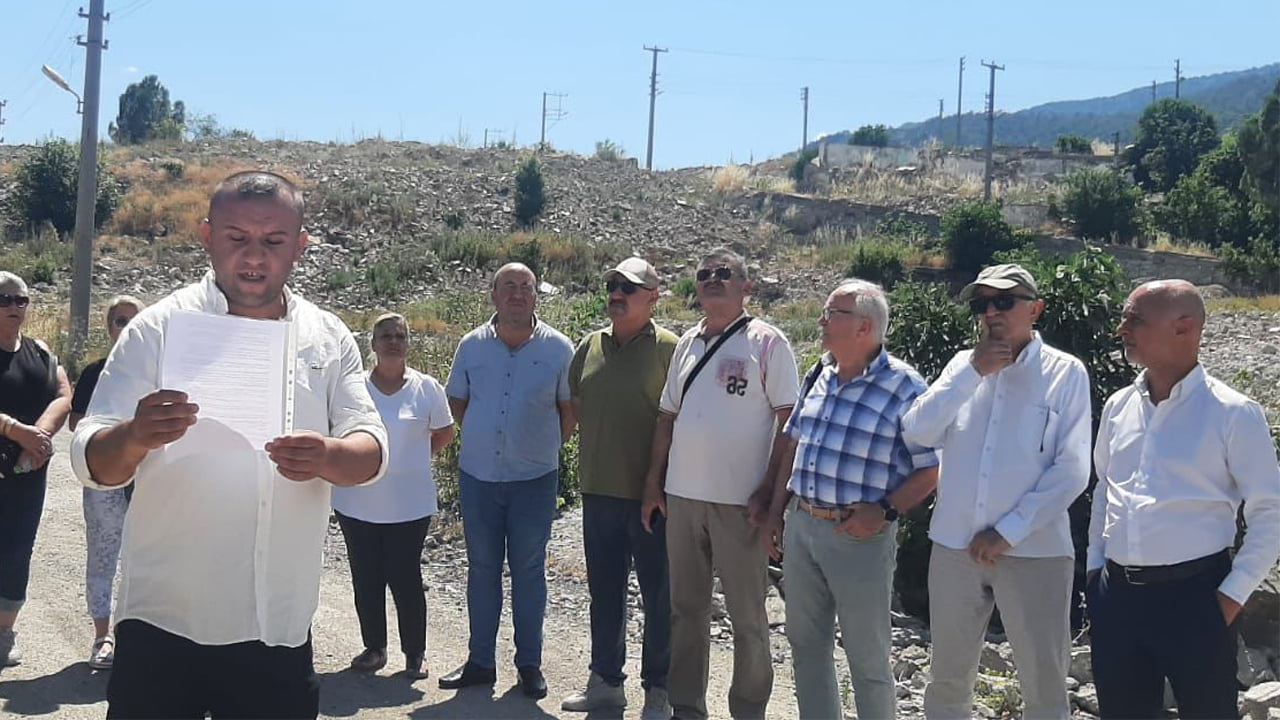 Kentsel dönüşüm nedeniyle evleri yıkılan vatandaşlar, ihalenin iptal edilerek ileri bir tarihe alınmasına adeta isyan ettiler.