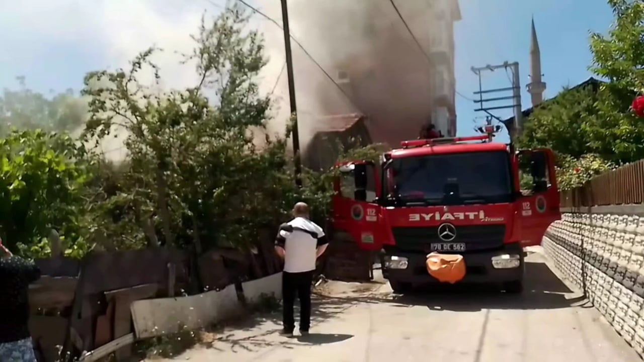 Karabük'te tek katlı boş evde çıkan yangın maddi hasara yol açtı.