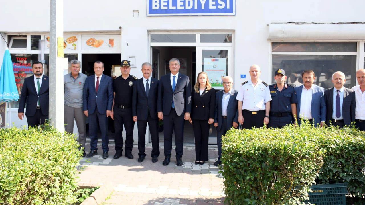 Vali Mustafa Yavuz, Mahalli İdareler Seçimlerinde Ovacık Belediye Başkanlığı görevine seçilen Ahmet Şahin'e 'hayırlı olsun' ziyaretinde bulundu.