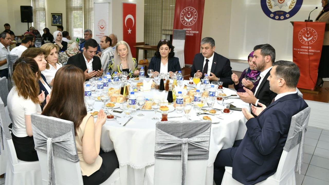 15 Temmuz Demokrasi ve Milli Birlik Günü etkinlikleri kapsamında Vali Mustafa Yavuz ve Eşi Süreyya Yavuz’un ev sahipliğinde, Şehit Aileleri ve Gaziler onuruna yemek programı düzenlendi.