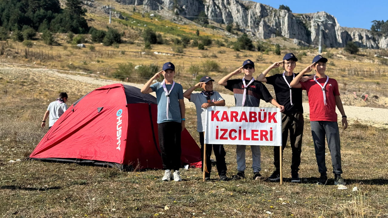 Karabük Belediyesi tarafından Keltepe Kayak Merkezi’nde düzenlenen izci kampı sona erdi. Hafta sonu, kız ve erkek öğrencilerin katıldığı etkinlikte, doğa yürüyüşleri, kamp ateşi etrafında söyleşiler, doğa bilinci oluşturma etkinlikleri gibi pek çok aktivite yapıldı. Gençler hem doğayı yakından tanıdı hem de arkadaşlıklarını pekiştirme imkanı yakaladı. Belediye Başkanı Özkan Çetinkaya, “Gençlerimizin doğa ile iç içe vakit geçirdiği, dostluklarını güçlendirdiği bu kampları önümüzdeki yıllarda da sürdürmeyi hedefliyoruz” dedi.