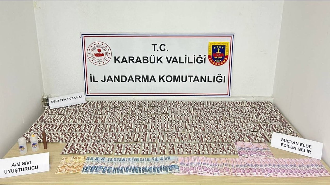 Karabük’ün Eskipazar ilçesinde durdurulan araçlarda binlerce uyuşturucu hap ile yakalanan 3 kişi tutuklandı.