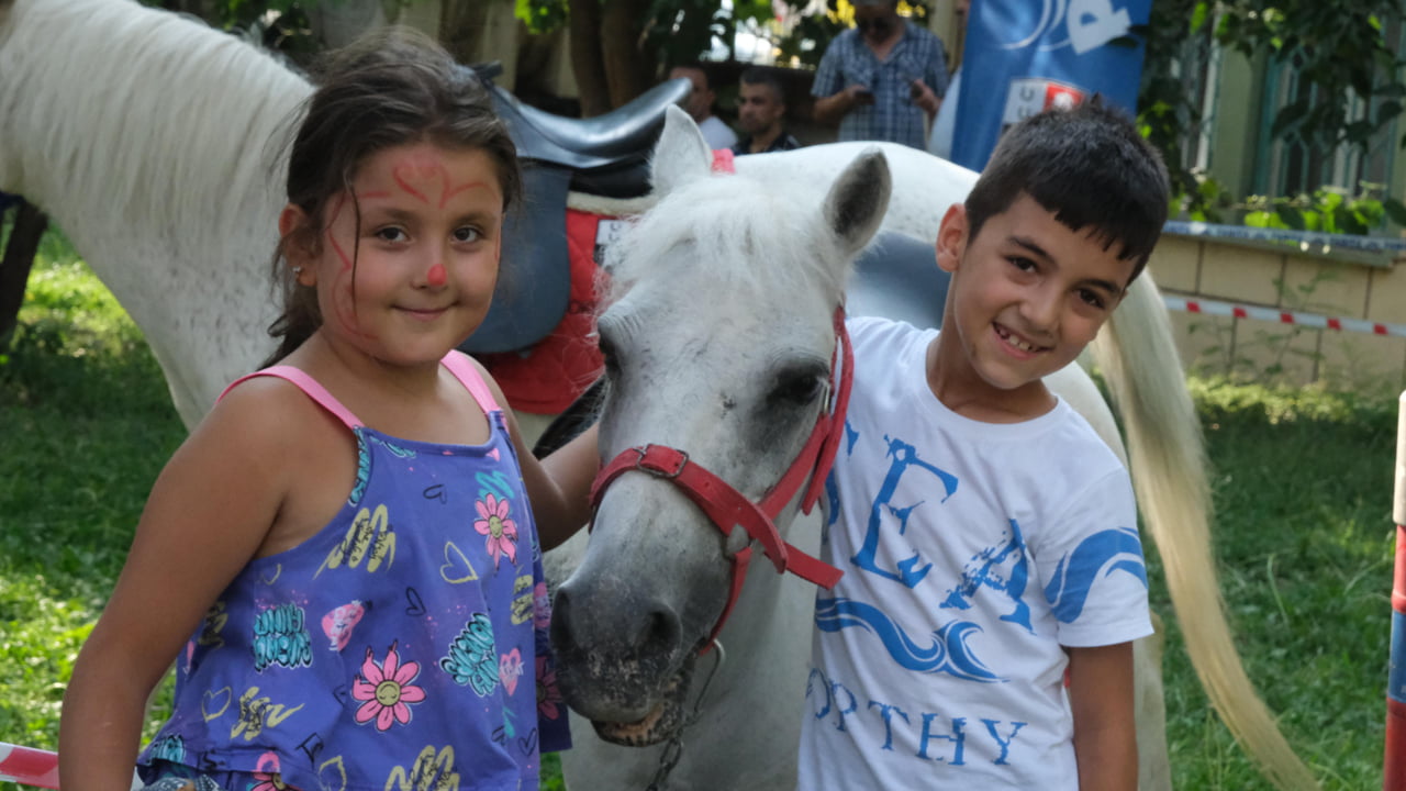 Karabük Belediyesi ve Türkiye Jokey Kulübü (TJK) iş birliğiyle Kordon Park’ta düzenlenen “Pony Club” etkinliğinde çocuklar unutulmaz anlar yaşadı.