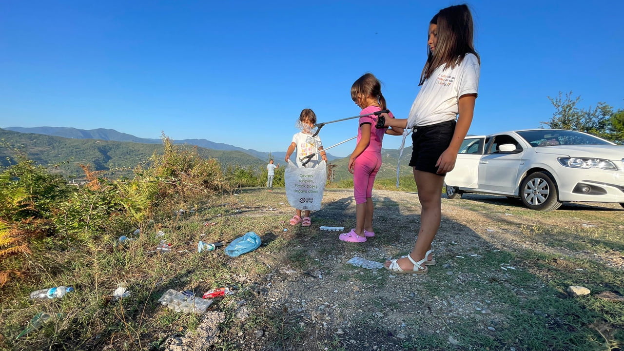 Yaz tatili için Almanya’dan memleketi Karabük’e gelen gurbetçi aile her yıl geleneksel hale getirdikleri çevre temizliğini sürdürdü.