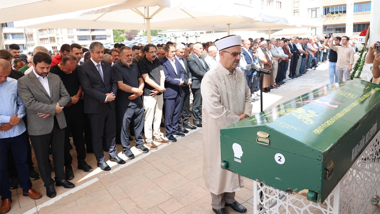 Karabük’ün tanınmış iş insanlarından Mehmet, Remzi ve İlhan Özçelik’in babaları Hacı Ahmet Özçelik, sevenlerinin gözyaşları arasında son yolculuğuna uğurlandı.