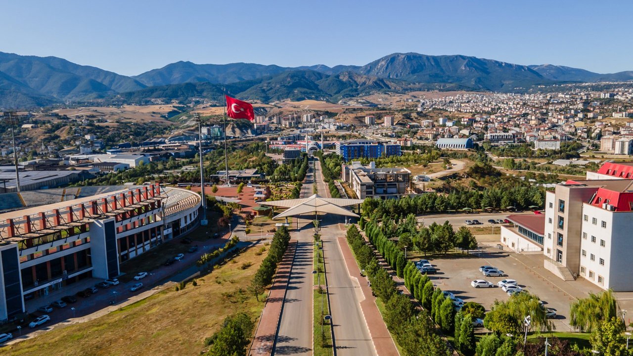 Karabük Üniversitesi (KBÜ), 2024 Yükseköğretim Kurumları Sınavı (YKS) yerleştirme sonuçlarının açıklanmasının ardından yüzde 96,6 doluluk oranıyla en çok tercih edilen üniversiteler arasında yerini aldı.