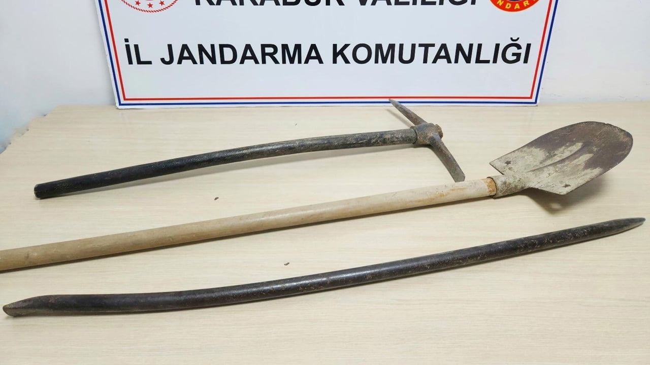 Karabük’te kaçak kazı yapan 2 kişi jandarma ekiplerince suçüstü yakalandı.