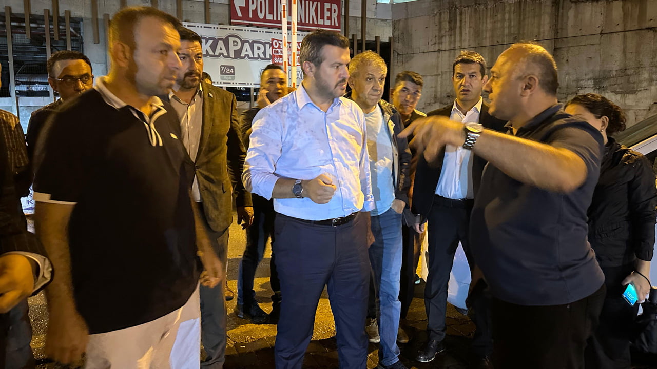 Karabük, yalnızca 3 saat içinde son zamanların en yoğun yağışını aldı. Karabük Belediye Başkanı Özkan Çetinkaya, belediye başkan yardımcıları ve müdürler, tüm saha çalışanlarıyla birlikte sahaya indiler.