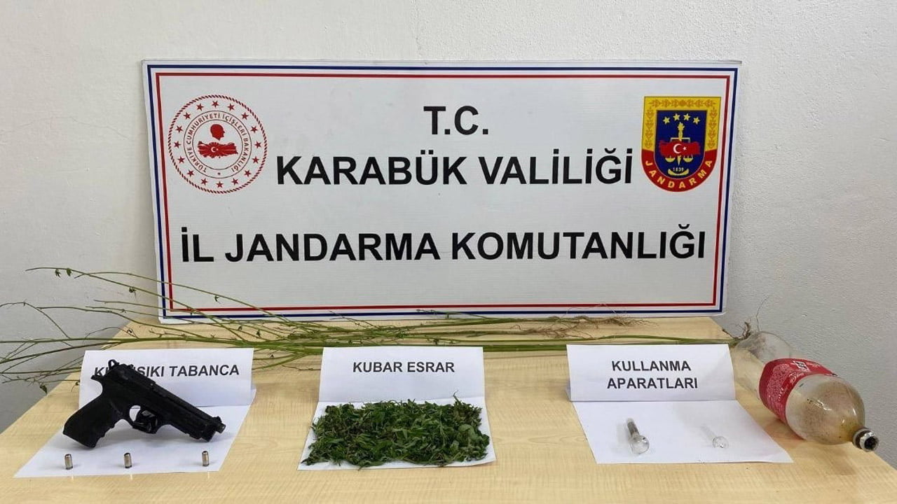 Karabük İl Jandarma Komutanlığı tarafından yapılan operasyonda, bir şahsın üzerinde esrar maddesi ve evinde kenevir bitkisi ele geçirildi.