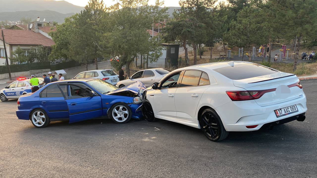 Karabük’te iki otomobilin çarpışması sonucu meydana gelen kazada 2 kişi yaralandı.