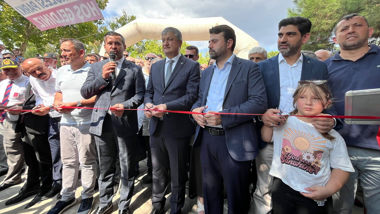 Karabük'te yıllardır atıl durumda olan Saat Kulesi Parkı, Belediye Başkanı Özkan Çetinkaya'nın talimatı ile yenilenerek vatandaşların hizmetine açıldı.