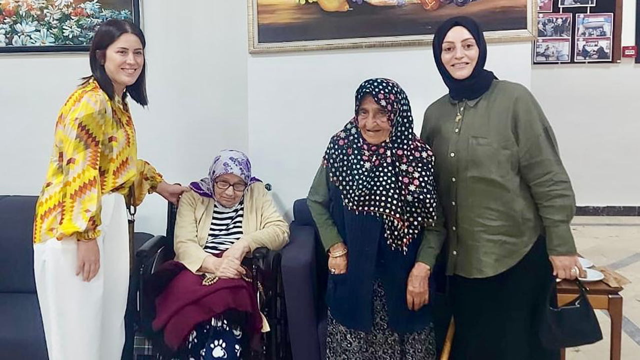 AK Parti Karabük Milletvekili Cem Şahin'in eşi Esra Şahin ve Karabük Belediye Başkanı Özkan Çetinkaya'nın eşi Derya Çetinkaya, Yücel Huzurevi sakinleriyle buluştu.