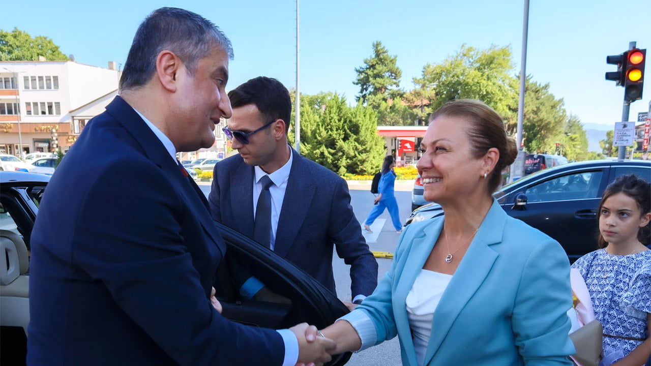 Karabük Valisi Mustafa Yavuz, beraberinde Safranbolu Kaymakamı Şaban Arda Yazıcı, İl Jandarma Komutanı Jandarma Kıdemli Albay İsmail Gökcek, İl Emniyet Müdürü Mehmet Ali Hasan Köse, İl Özel İdare Genel Sekreteri Şerafettin Kelleci ve diğer yetkililerle birlikte Safranbolu Belediye Başkanı Mimar Elif Köse’yi ziyaret etti.