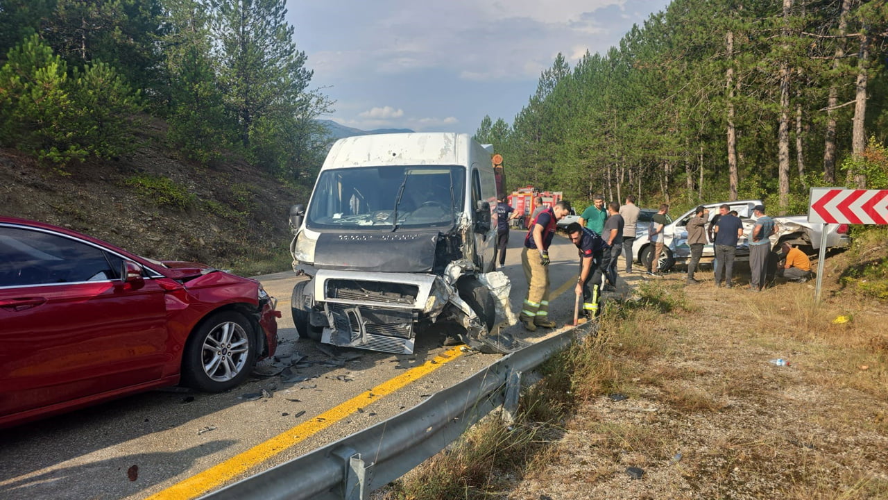 Karabük'ün Safranbolu ilçesinde üç aracın karıştığı zincirleme trafik kazasında 2 kişi yaralandı.