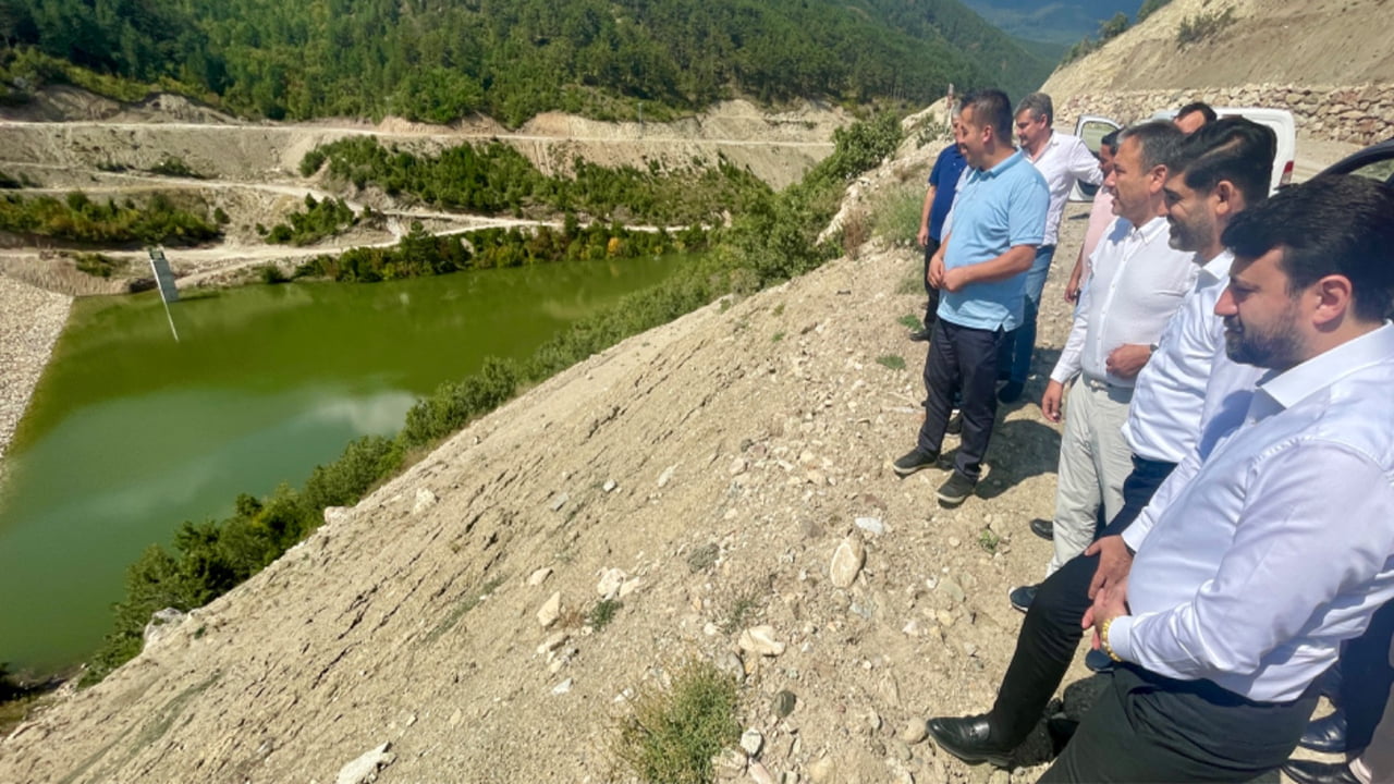 AK Parti Karabük milletvekilleri, il ve ilçe başkanı, il genel meclis üyeleri ile teşkilat mensuplarından oluşan heyet, bir süre önce su tutmaya başlayan Eskipazar ilçesinde ki Ova Barajı'nda incelemelerde bulundu.