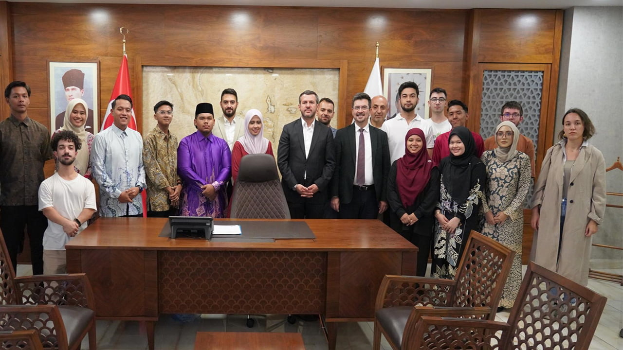 Karabük Üniversitesi (KBÜ) ve Malezya Kelantan Üniversitesi iş birliğiyle gerçekleştirilen "Mükemmel Liderlik ve Kültürel Gelişim Programı" çerçevesinde Karabük'e gelen Malezyalı heyet, Karabük Belediye Başkanı Özkan Çetinkaya ile bir araya geldi.