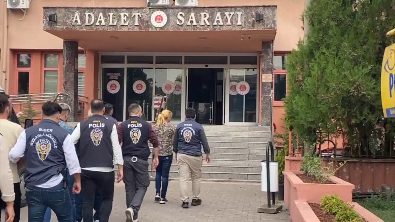 Karabük İl Emniyet Müdürlüğü tarafından "borsada yatırım yaparak yüksek kazanç elde etme” vaadiyle 29 ilde 41 farklı olayda vatandaşları 1 milyon dolar dolandıran şahıslara yönelik operasyon düzenlendi. Operasyonda, İstanbul, Sakarya ve Kırşehir'de 6 kişi yakalandı.