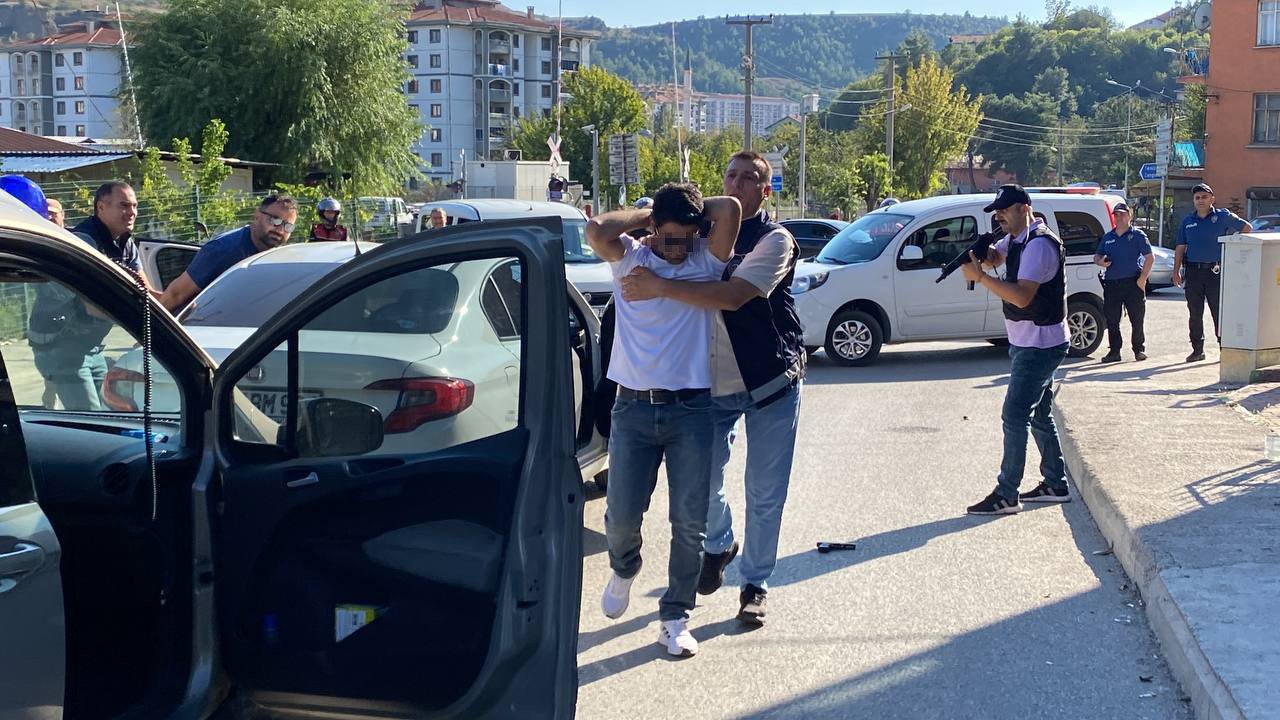 Karabük'te düzenlenen tatbikatta iş yeri sahibini silahla yaralayıp paralarını aldıktan sonra kaçan gaspçı rolündeki 2 polis, meslektaşları tarafından etkisiz hale getirildi.