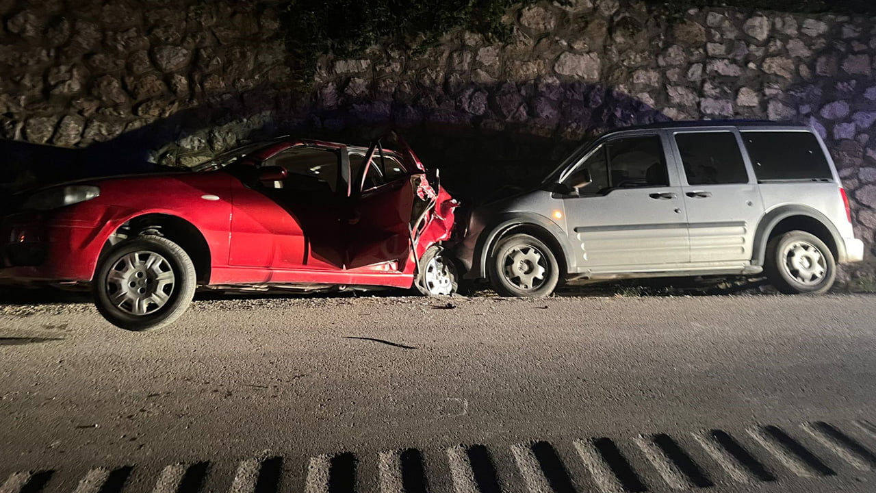 Karabük'te otomobil ile hafif ticari aracın çarpışması sonucu 4 kişi yaralandı.