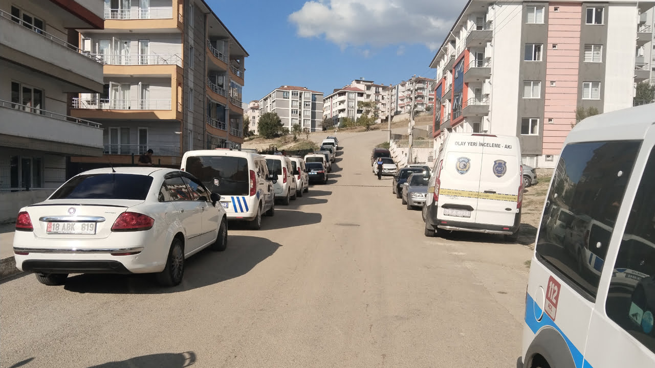 Karabük'te izinde olduğu öğrenilen uzman çavuş, evinde ölü bulundu. Uzman Çavuş’un, silahıyla intihar ettiği öğrenildi.